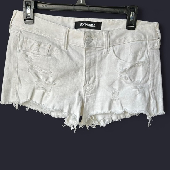 Express White Low-Rise Distressed Shortie Shorts | Size 6 ๐คโจ - Picture 2 of 7